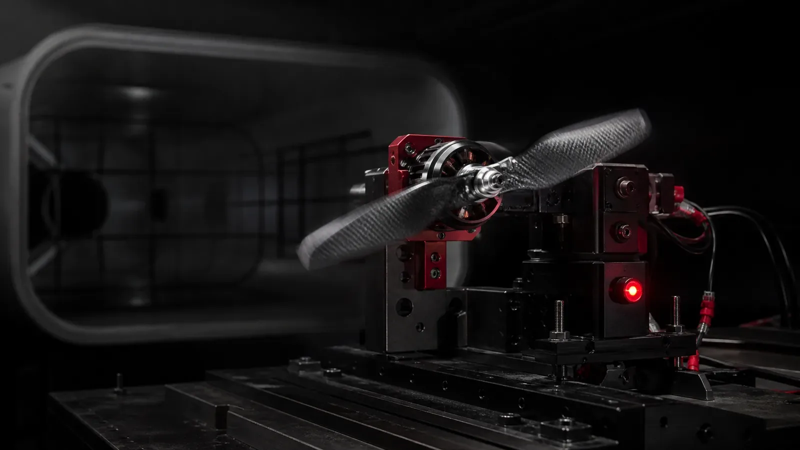 Bancada aerodinâmica de testes com dinamômetro e hélice de fibra de carbono para drone de cinema FPV