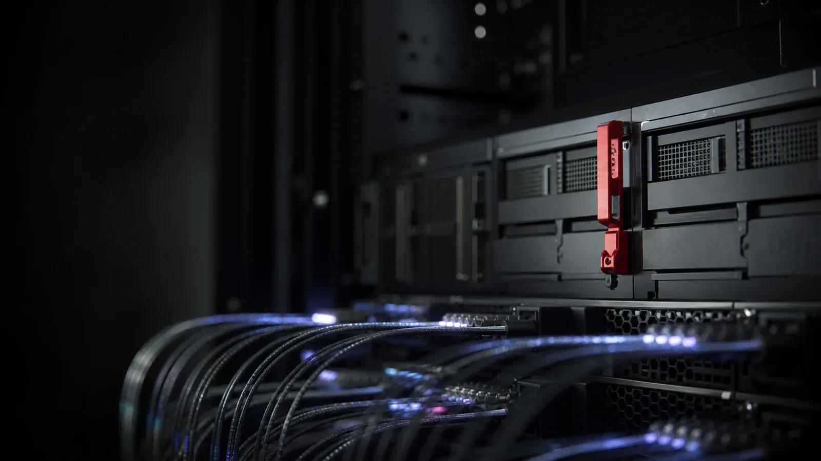 Servidores blade de inferência de IA em rack industrial com cabos ópticos de alta velocidade e presilha de retenção carmim no chassi