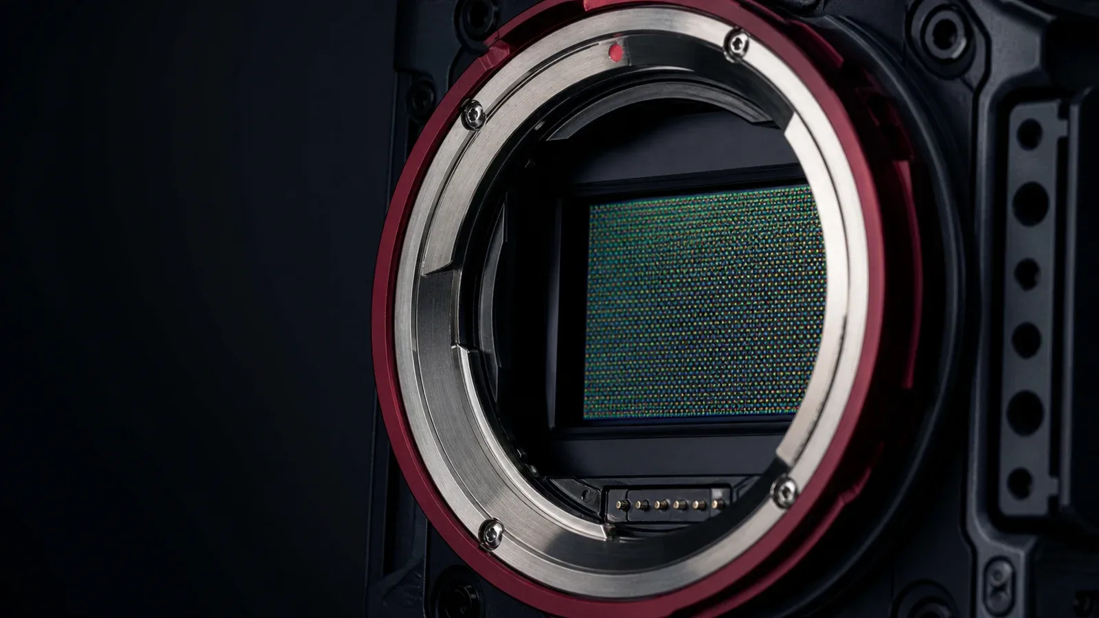 Macro do bocal PL e sensor de cinema de grande formato com matriz Bayer e anel metálico carmim