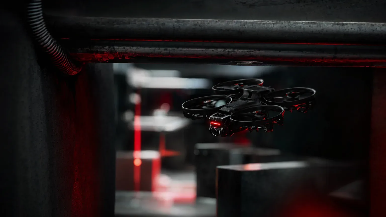 Cinewhoop em trajeto de proximidade dentro de cenário controlado, com leitura de espaço apertado e luz vermelha de assinatura