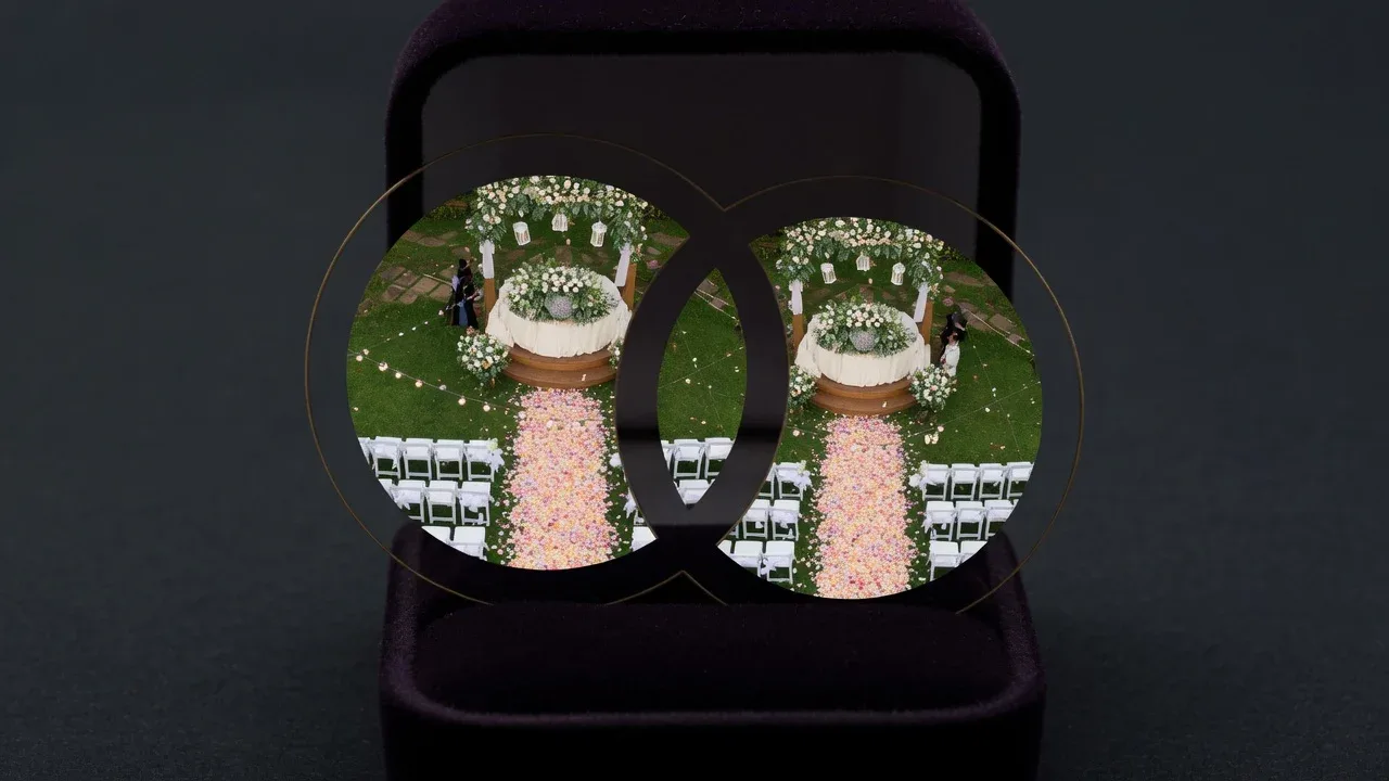 Alianças de casamento em dupla exposição revelando a visão aérea zenital da cerimônia ao ar livre
