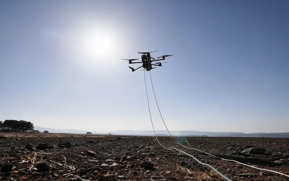 Drone tático com fibra óptica em missão de reconhecimento
