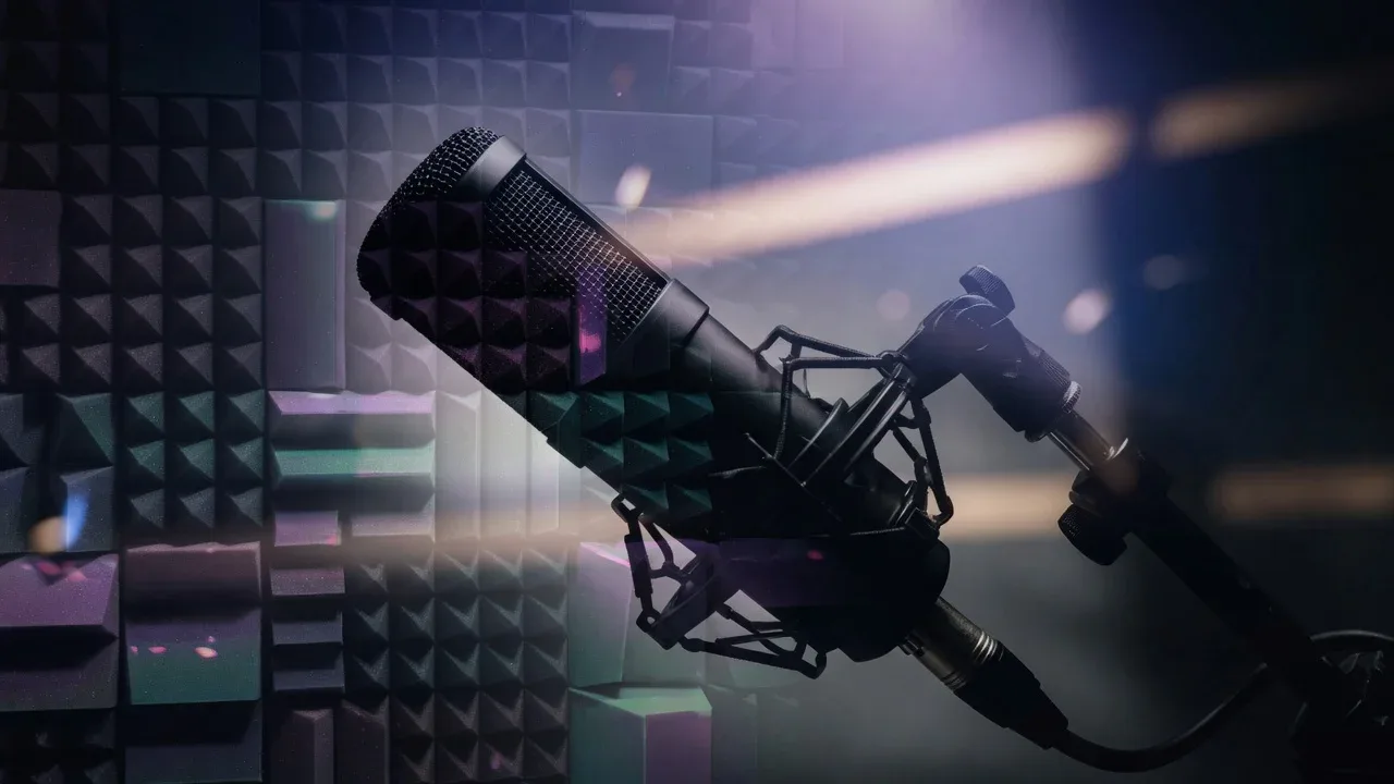 Microfone broadcast dinâmico em braço articulado com painéis acústicos ao fundo
