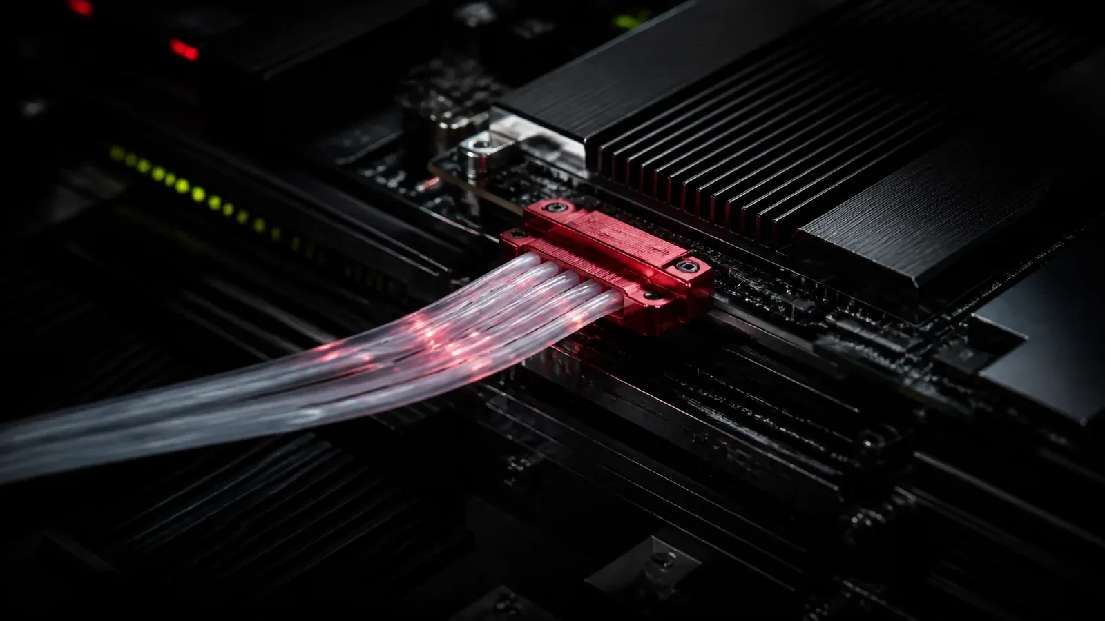 Close-up de hardware de servidor Linux de alta performance com controlador de armazenamento PCIe sob iluminação chiaroscuro e conector de dados carmim