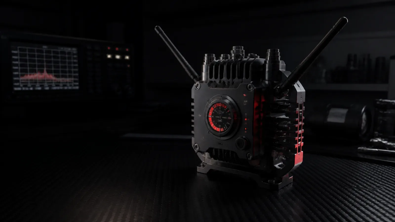 Bancada de trabalho técnica em um estúdio escuro de engenharia de drones cinematográficos com rádio transmissor de precisão e analisador de espectro de RF sob iluminação chiaroscuro