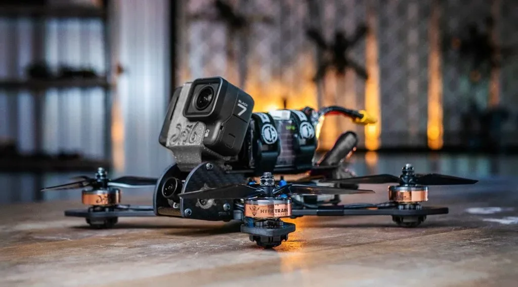 Drone FPV em voo com visão em primeira pessoa para captação cinematográfica