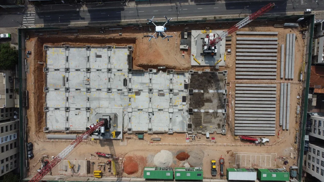 Vista aérea zenital de canteiro de obras estruturado com drone industrial em inspeção segura