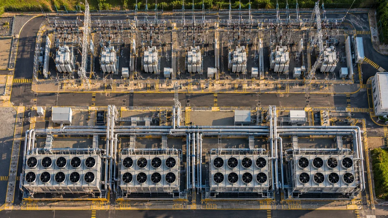 Visão aérea zenital de pátio de distribuição elétrica e infraestrutura de resfriamento em Vinhedo