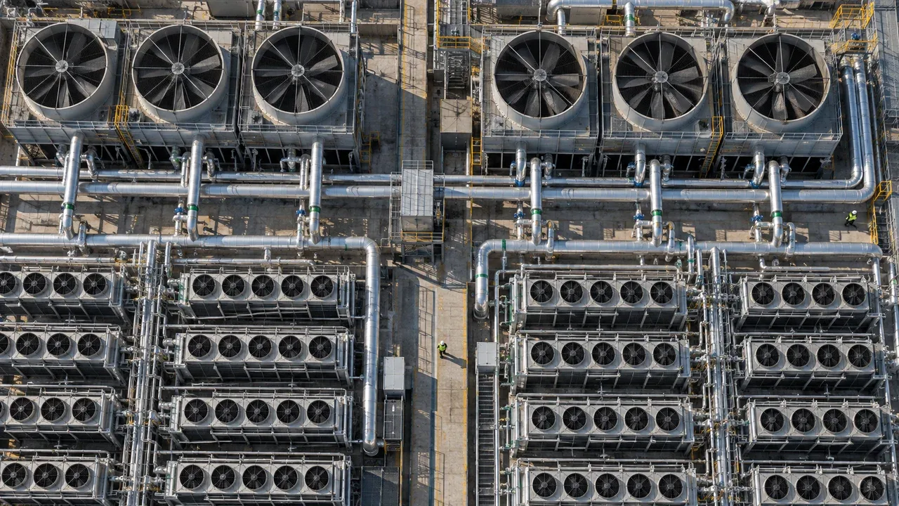 Visão aérea zenital de coletores industriais e matrizes de dissipação térmica de datacenter em Barueri