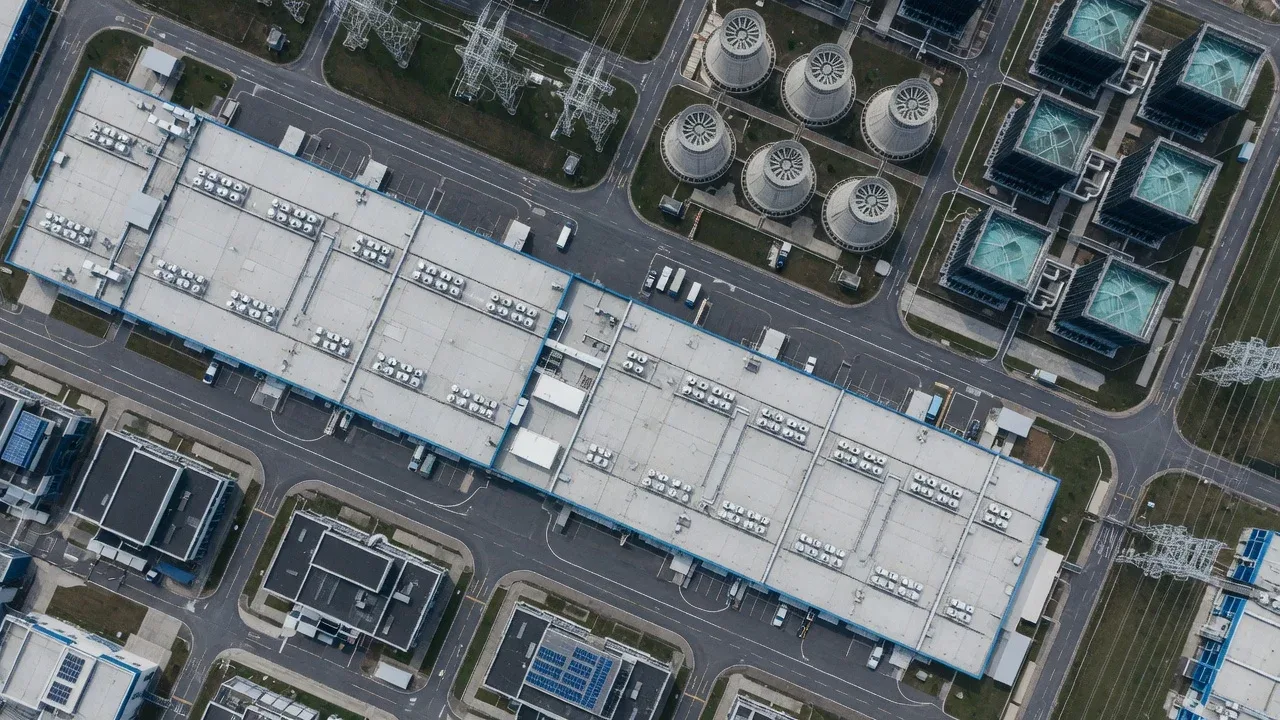 Fotografia aérea de infraestrutura corporativa de servidores em Hortolândia com corredores técnicos organizados