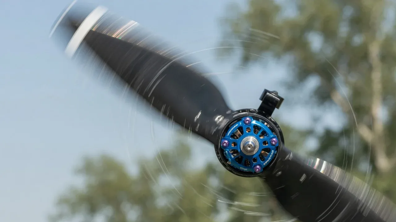 Pá de hélice de drone em alta rotação cortando o ar em manobra acrobática