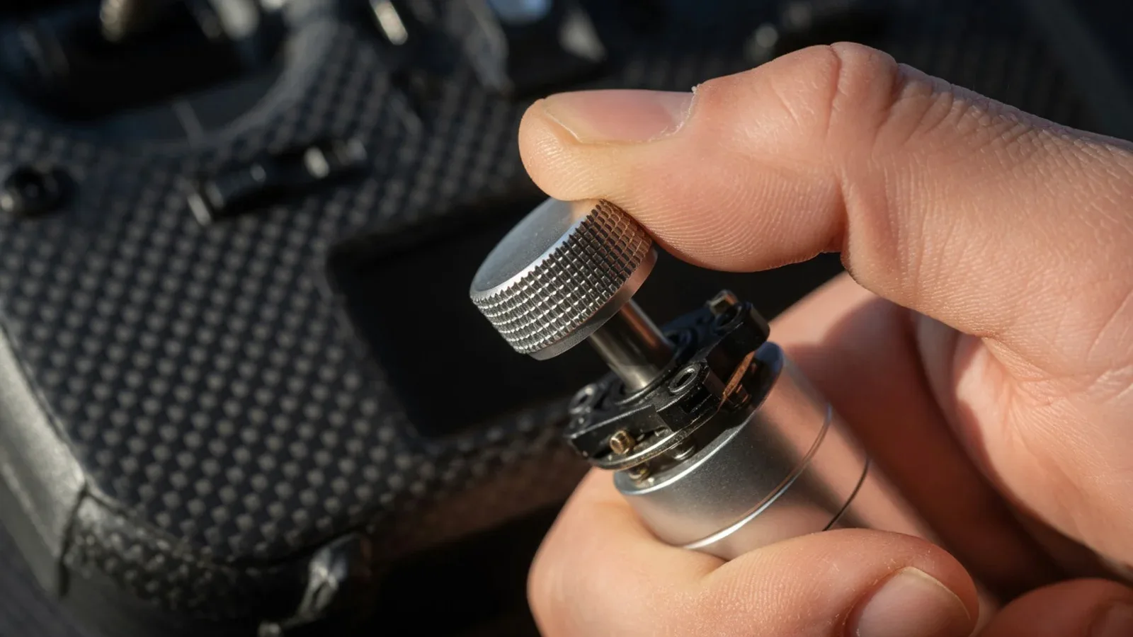 Close de dedos de piloto operando manete de precisão em rádio transmissor