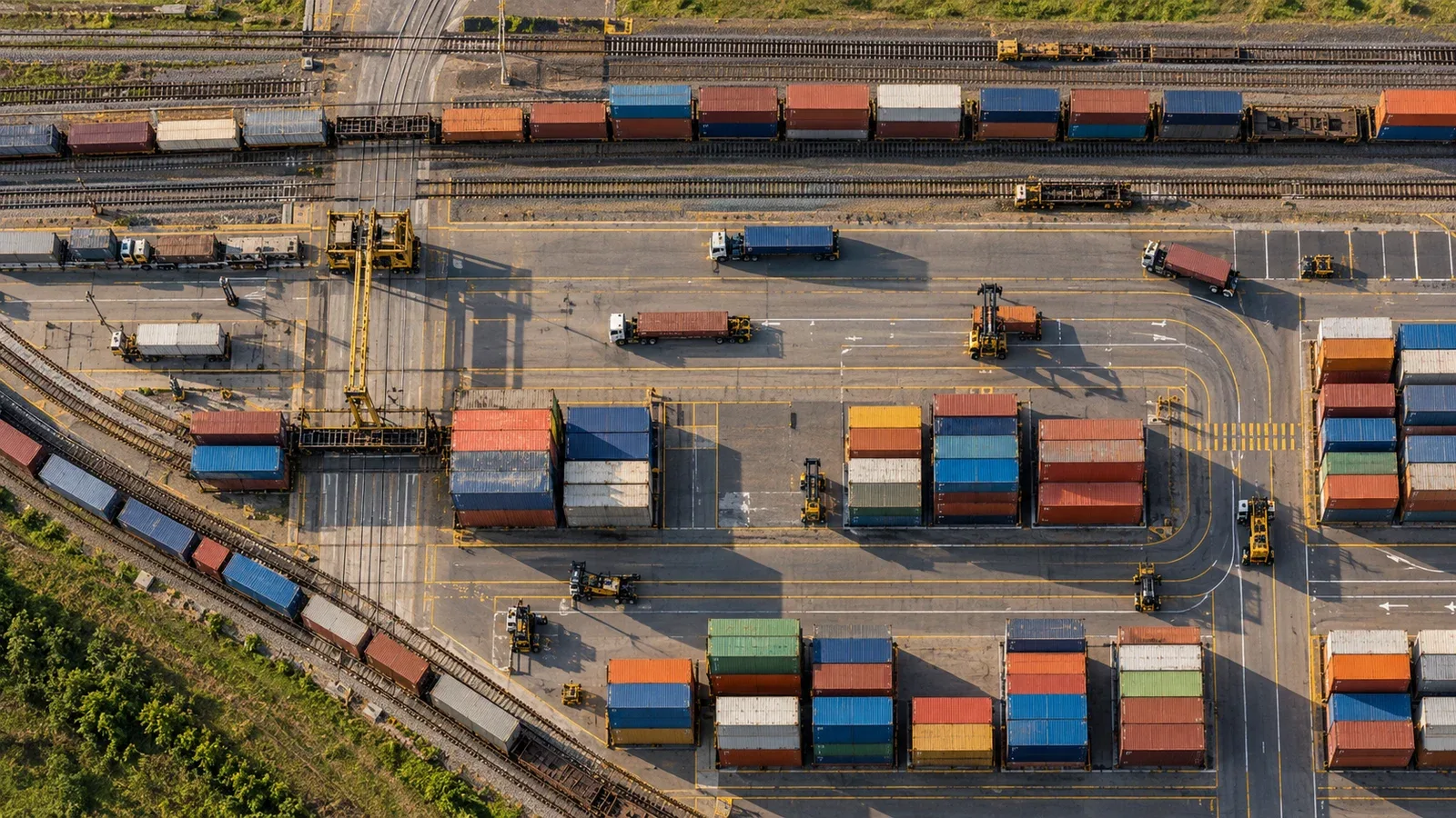 Vista aérea de pátio multimodal e terminal logístico em Campinas