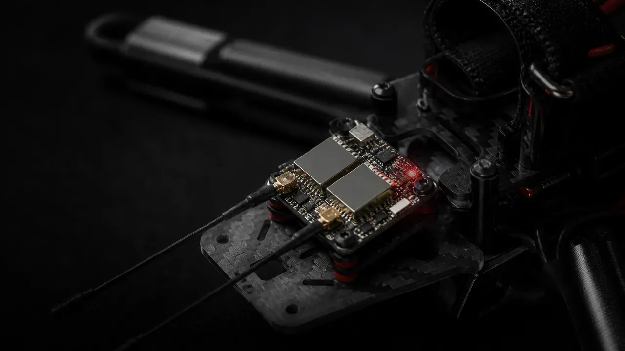 Receptor ExpressLRS True Diversity montado sobre placa de fibra de carbono com LED indicador aceso