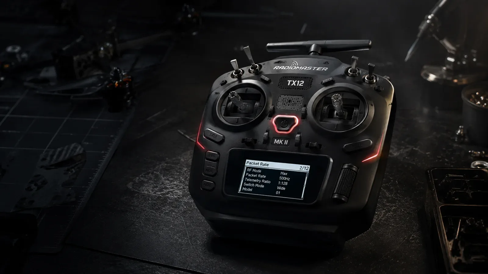 Transmissor RadioMaster TX12 MKII com gimbals Hall e indicador luminoso de telemetria na bancada técnica