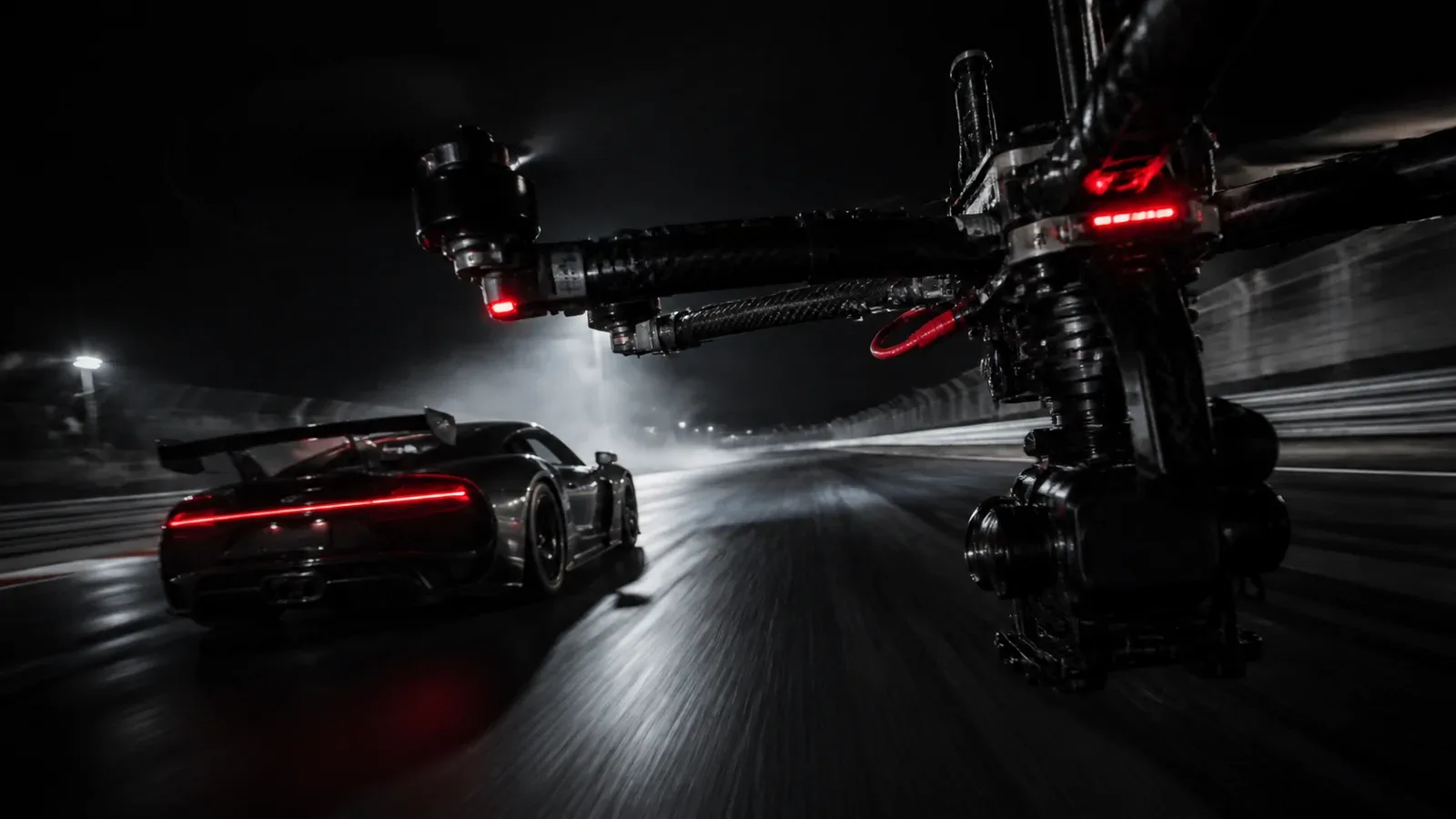 Tracking cinematográfico FPV em alta velocidade acompanhando supercarro em pista noturna com iluminação chiaroscuro