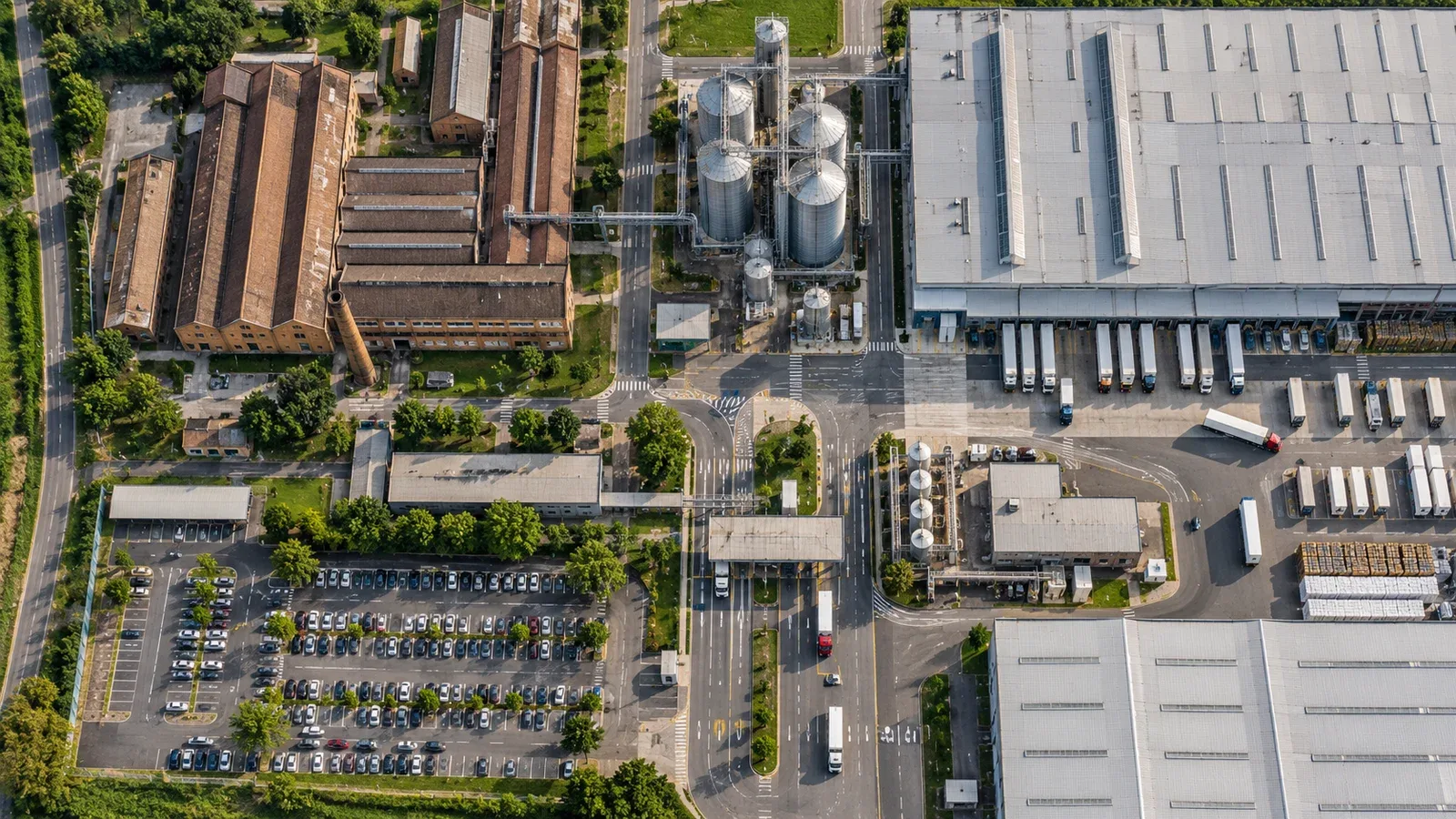 Foto aérea de amplo complexo industrial no interior paulista com galpões históricos e modernas plantas fabris