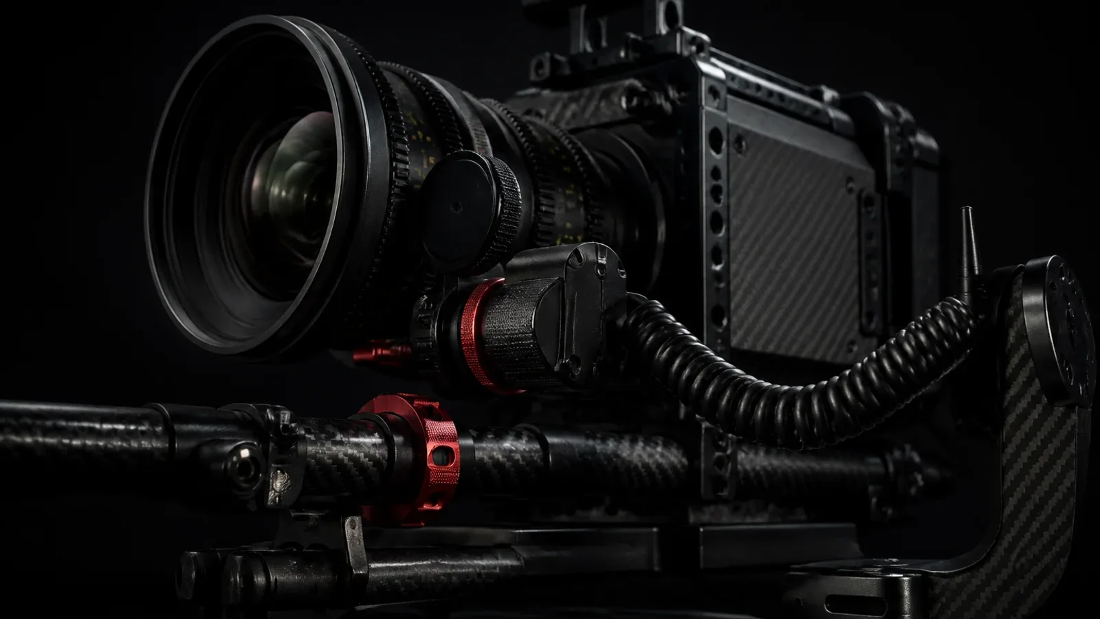 Bancada técnica de cinema FPV com Cinelifter X8, câmera de cinema com motor wireless follow focus e analisador de RF