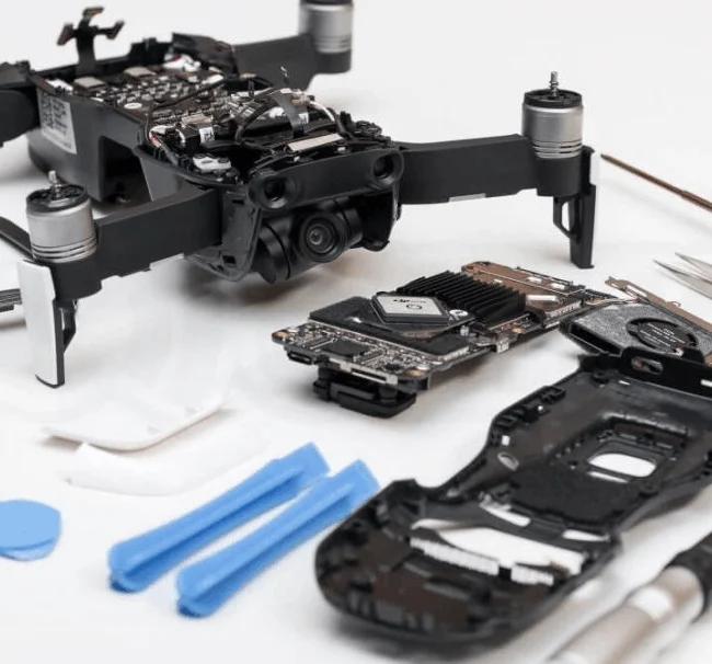 drone desmontado na bancada para manutenção