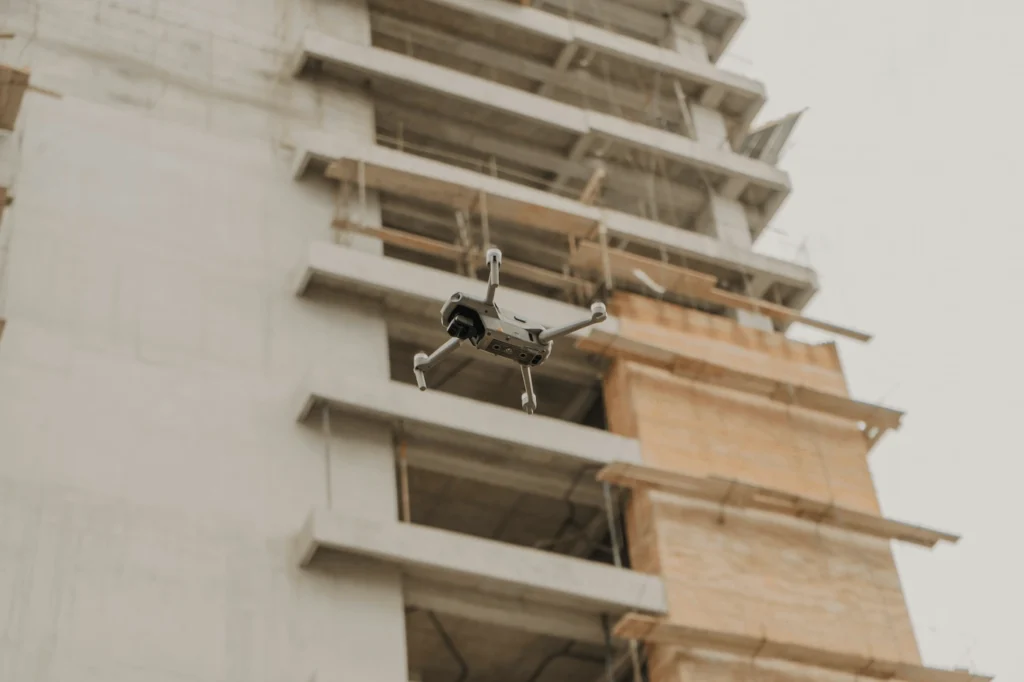 Drone na construcao civil fazendo inspeção aérea em prédio