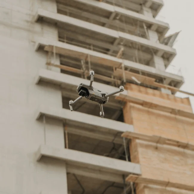 Drone na construcao civil fazendo inspeção aérea em prédio